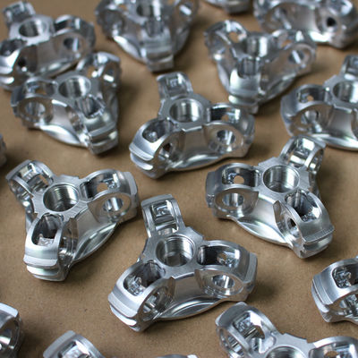 Części do obróbki CNC ze stopu aluminium 6061 Piaskowanie Anodowanie Srebrne wykończenie powierzchni