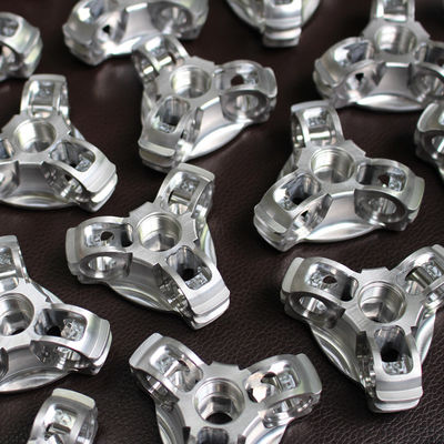 Precyzyjnie frezowane części aluminiowe CNC Piaskowanie Anodowanie Srebrne wykończenie powierzchni