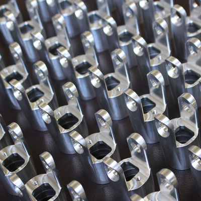 Szybkie aluminiowe części CNC o wysokiej precyzji z szerokimi opcjami wykończenia powierzchni